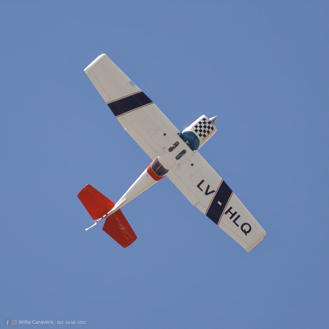 Nuestro A150 Aerobat en vuelo invertido.