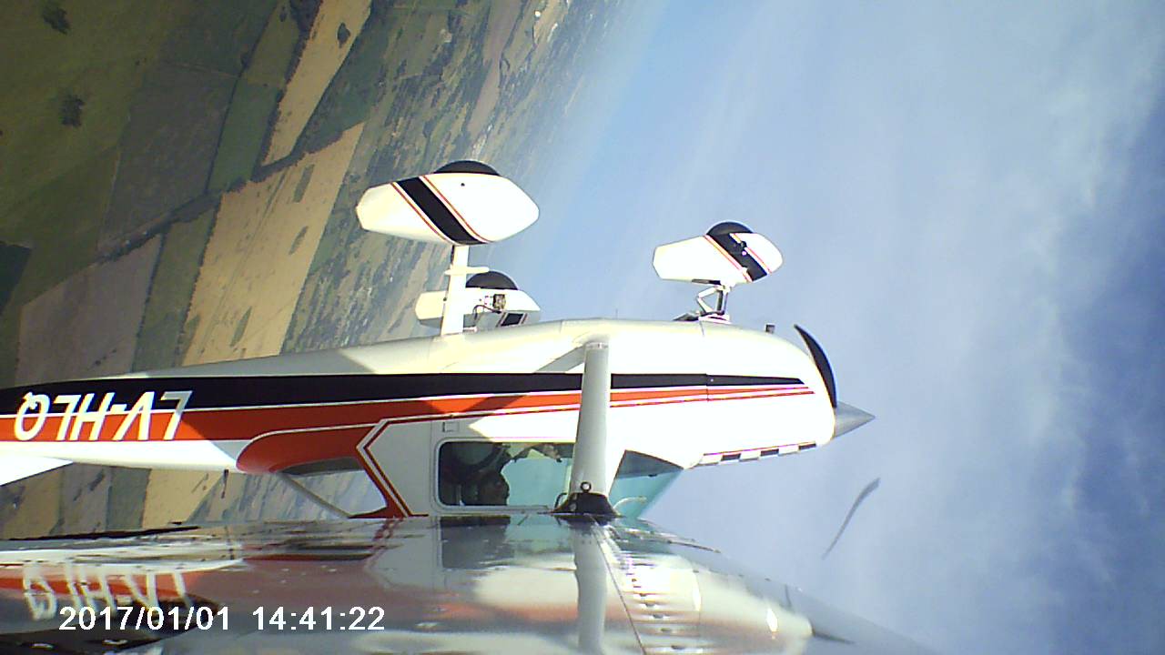 Un Cessna A150 Aerobat realizando un rizo.