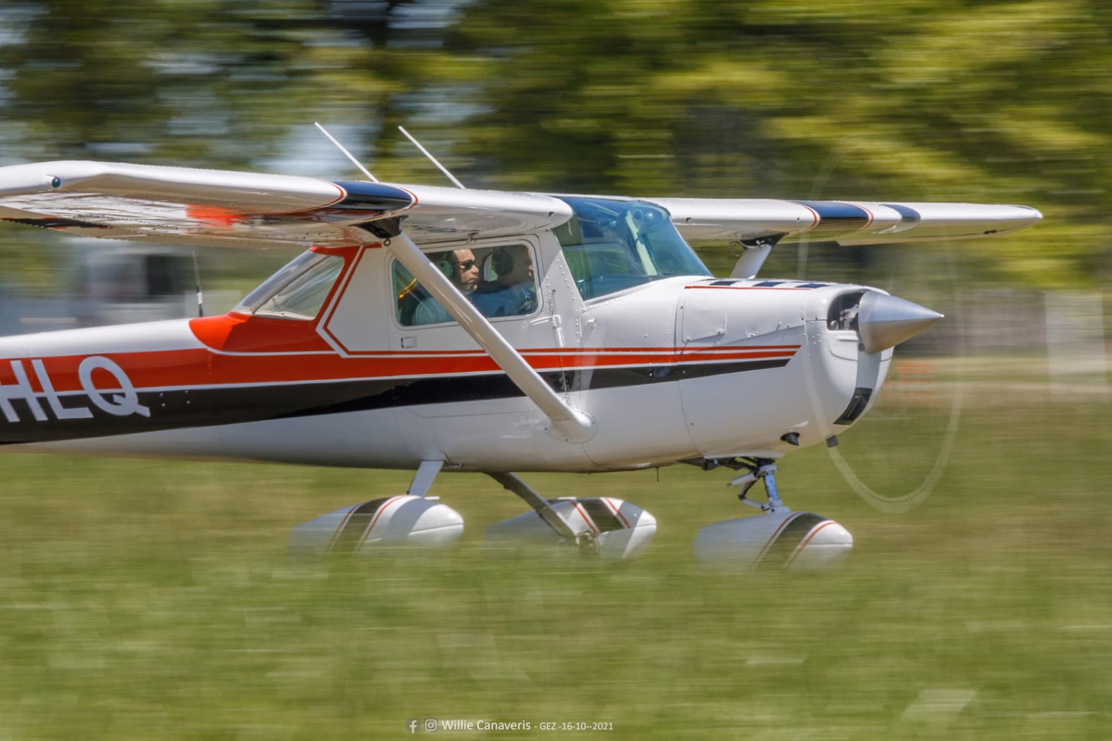 Cessna 150 Aerobat en carrera de despegue, con alumno e instructor abordo.