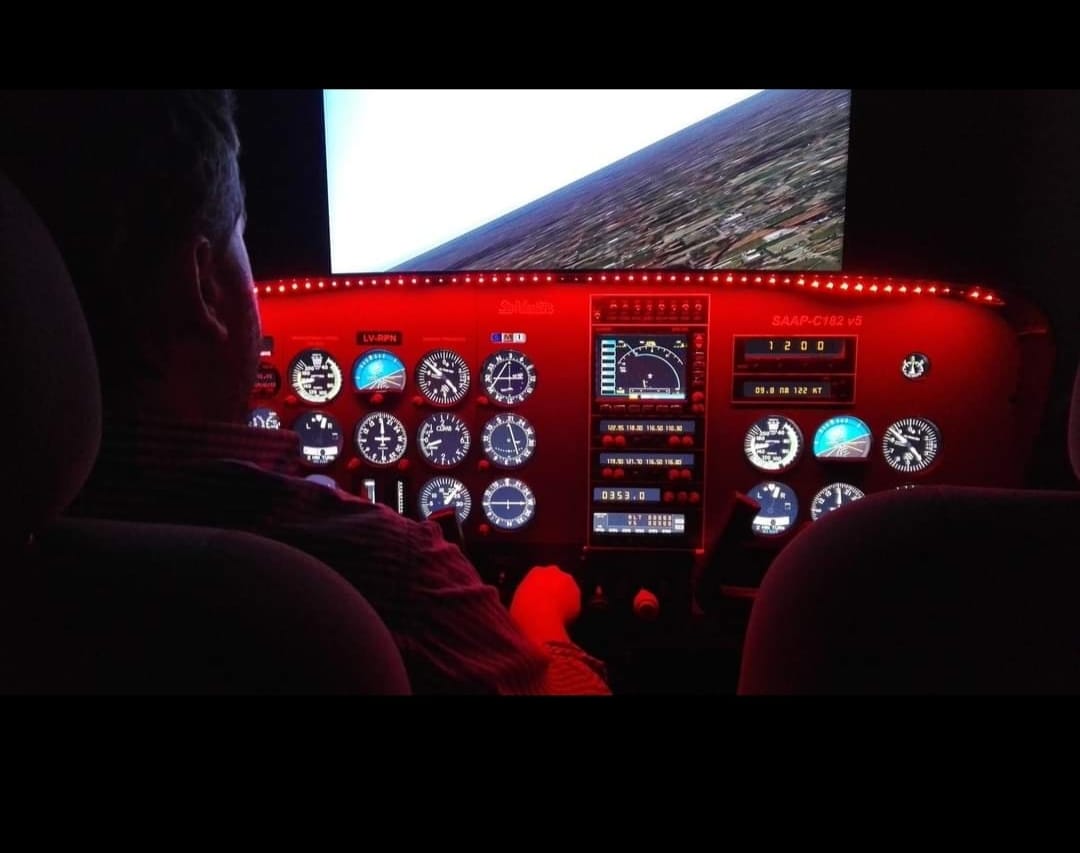 Un piloto entrenando con un simulador de vuelo.
